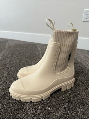 Women’s Cream Chelsea Rain Booties with Lug Sole